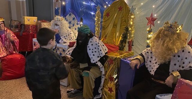 VISITA DE L’ESCOLA L’ALZINA AL PATGE I REIS MAGS%0A%0A